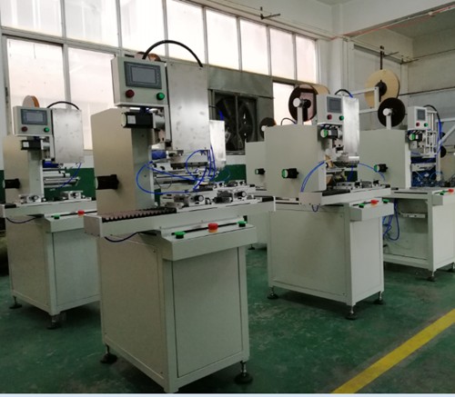 半自動貼標機的工作原理！